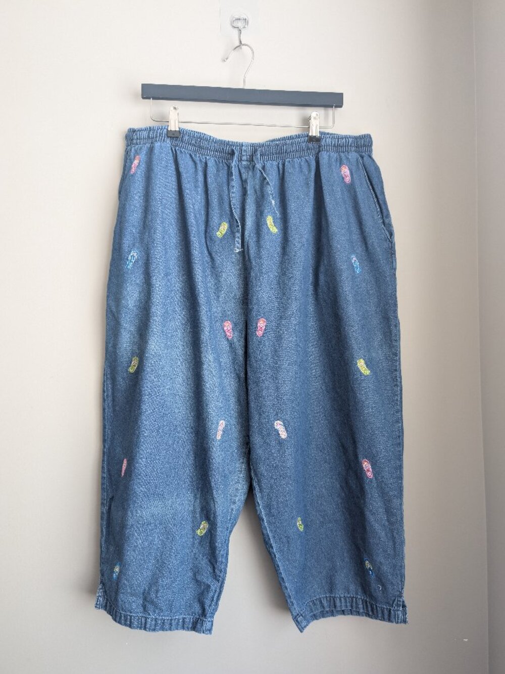 Vintage Jane Ashley embroidered flip flop sandal denim capri pant